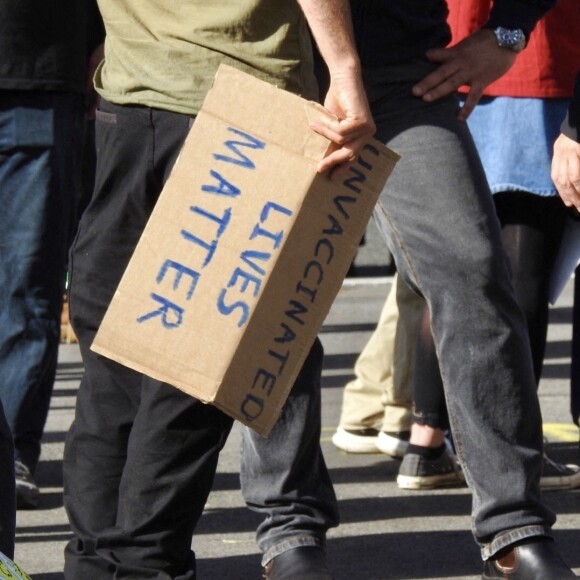 De nombreux manifestants se sont regroupés devant l'hôtel, où Novak Djokovic a été placé, pour protester contre les conditions de détention des réfugiés qui s'y trouvent. D'autres manifestants sont venus soutenir leur idole, qui devait participer à l'Open de Tennis d'Australie. Le numéro 1 mondial avait été testé positif au COVID-19 au mois de décembre. Melbourne, le 8 janvier 2022