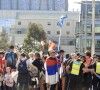 De nombreux manifestants se sont regroupés devant l'hôtel, où Novak Djokovic a été placé, pour protester contre les conditions de détention des réfugiés qui s'y trouvent. D'autres manifestants sont venus soutenir leur idole, qui devait participer à l'Open de Tennis d'Australie. Le numéro 1 mondial avait été testé positif au COVID-19 au mois de décembre. Melbourne, le 8 janvier 2022