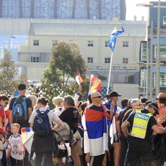 De nombreux manifestants se sont regroupés devant l'hôtel, où Novak Djokovic a été placé, pour protester contre les conditions de détention des réfugiés qui s'y trouvent. D'autres manifestants sont venus soutenir leur idole, qui devait participer à l'Open de Tennis d'Australie. Le numéro 1 mondial avait été testé positif au COVID-19 au mois de décembre. Melbourne, le 8 janvier 2022