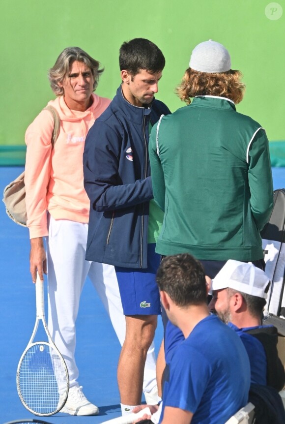 Novak Djokovic joue au football sur le court de tennis avec son frère Marko à Marbella, Espagne.