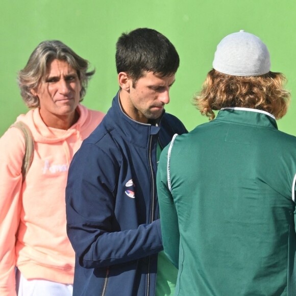 Novak Djokovic joue au football sur le court de tennis avec son frère Marko à Marbella, Espagne.