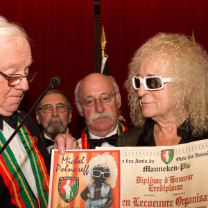 Michel Polnareff à l'hôtel de Ville de Bruxelles offre un nouveau costume au Manneken-Pis. Bruxelles, 17 novembre 2016.