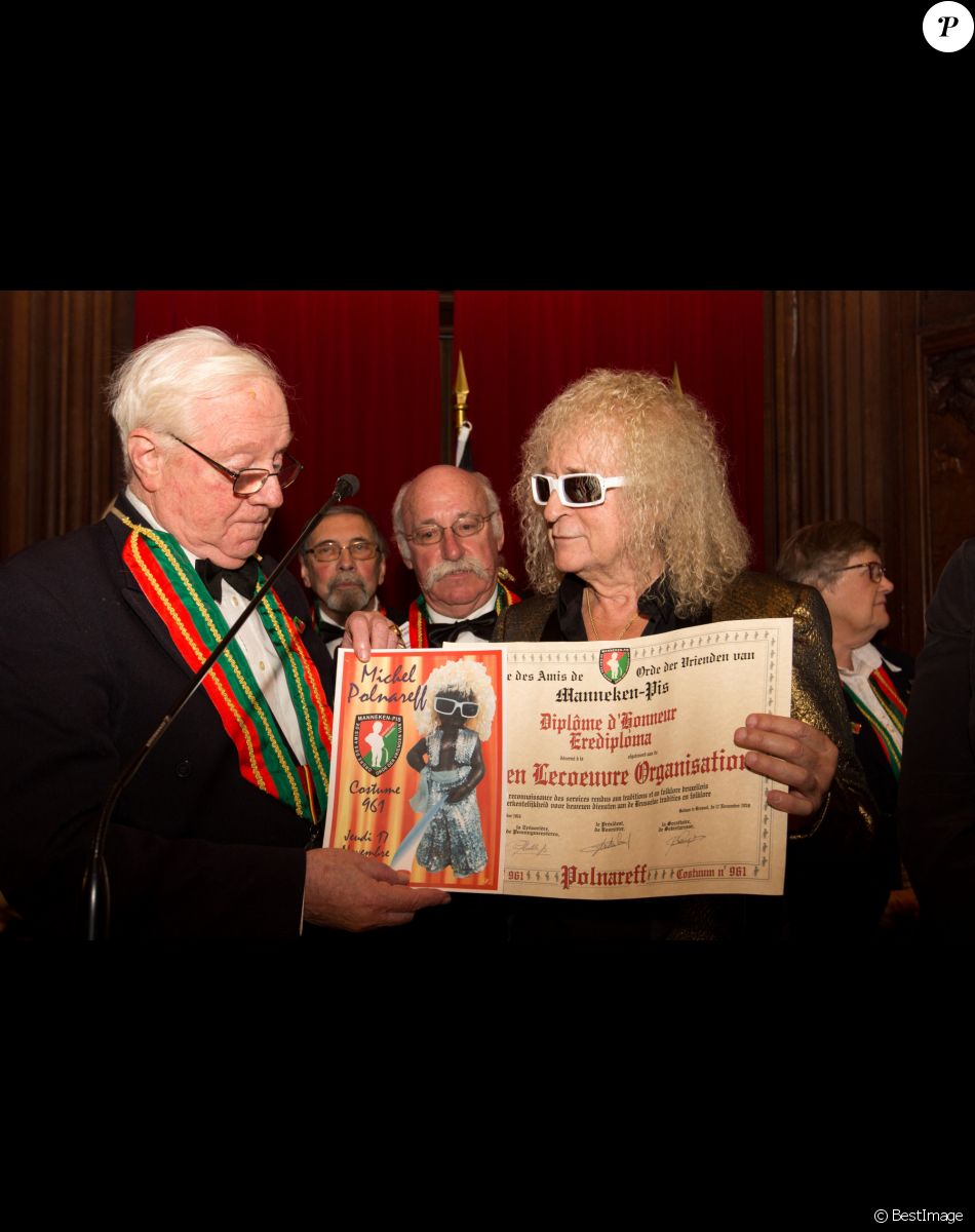 Michel Polnareff à l'hôtel de Ville de Bruxelles offre un nouveau costume au Manneken-Pis. Bruxelles, 17 novembre 2016.
