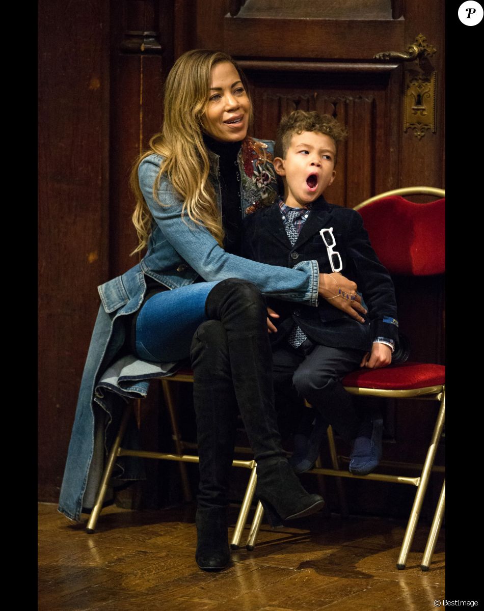 Danyellah et son fils Louka - Michel Polnareff à l'hôtel de Ville de Bruxelles offre un nouveau costume au Manneken-Pis. Bruxelles, 17 novembre 2016.