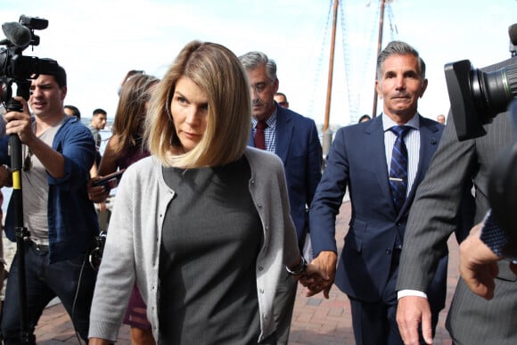 Lori Loughlin et son mari Mossimo Giannulli arrivent au tribunal de Boston. Le 27 août 2019.