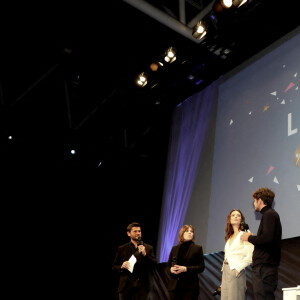 Christophe Beaugrand, Mathilde Seigner, Joséphine Japy et Ruben Alves lors de la cérémonie d'ouverture de la 25ème édition du Festival international du film de comédie de l'Alpe d'Huez le 17 janvier 2022. © Dominique Jacovides / Bestimage