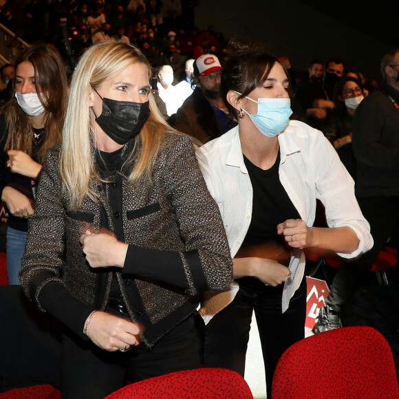 Sarah Lelouch et Charlotte Gabris lors de la cérémonie d'ouverture de la 25ème édition du Festival international du film de comédie de l'Alpe d'Huez le 17 janvier 2022. © Dominique Jacovides / Bestimage