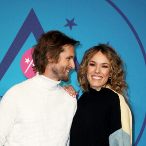 Philippe Lacheau et Elodie Fontan au photocall de la soirée d'ouverture de la 25ème édition du Festival international du film de comédie de l'Alpe d'Huez le 17 janvier 2022. © Dominique Jacovides / Bestimage