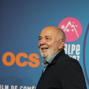 Gérard Jugnot au photocall de la soirée d'ouverture de la 25ème édition du Festival international du film de comédie de l'Alpe d'Huez le 17 janvier 2022. © Dominique Jacovides / Bestimage