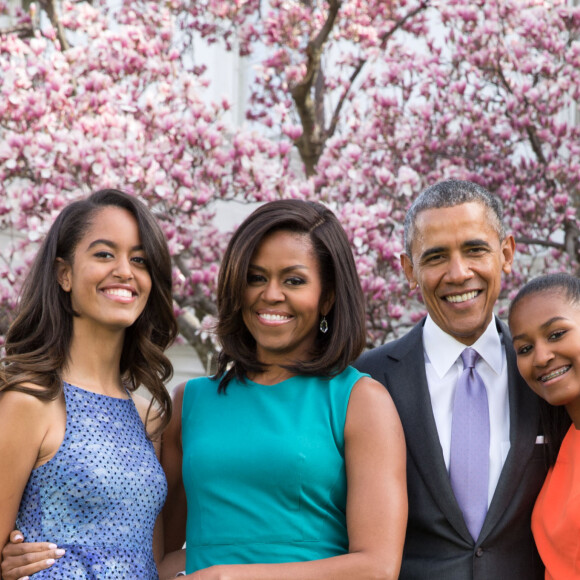 Le président américain Barack Obama, sa femme Michelle Obama et leurs filles Malia et Sasha posent en famille avec leurs chiens Bo et Sunny dans le jardin Rose de la Maison Blanche le dimanche de Pâques, à Washington, le 5 avril 2015. 