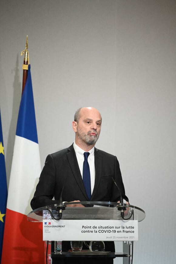 Olivier Véran, ministre des Solidarités avec la Santé, Jean-Michel Blanquer ministre de l'Éducation nationale, de la Jeunesse et des Sports et le professeur Jérôme Salomon directeur général de la santé lors d'une conférence de presse sur les mesures prises par le gouvernement pour contrer la 5ème vague de Covid-19 à Paris, France, le 25 novembre 2021. © Eliot Blondet/Pool/Bestimage 