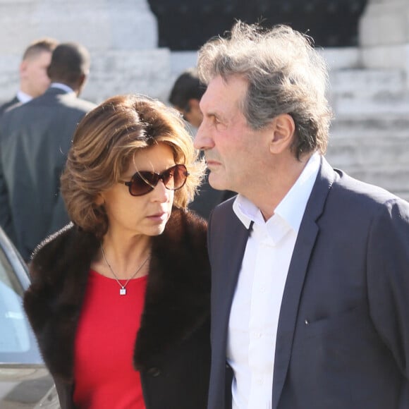 Jean-Jacques Bourdin et sa femme Anne Nivat - Obsèques de Jean-Noël Tassez, le compagnon de Charlotte Rampling, au crématorium du cimetière du Père-Lachaise à Paris, le 9 octobre 2015.