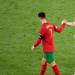 Karim Benzema et Cristiano Ronaldo - Match de football de l'Euro 2020 à Budapest : La France ex aequo avec le Portugal 2-2 au Stade Ferenc-Puskas le 23 juin 2021. © Anthony Bibard/FEP/Panoramic / Bestimage