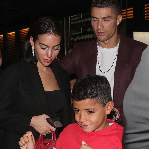 Cristiano Ronaldo, sa compagne Georgina Rodríguez et son fils Cristiano Ronaldo Jr. quittent le restaurant Zela à Londres le 13 novembre 2018.