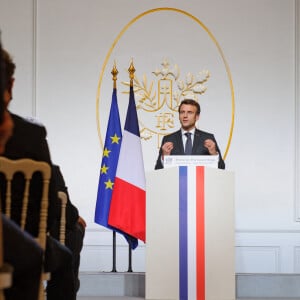 Le président Emmanuel Macron, accompagné de sa femme Brigitte, lors de la remise du prix French Design 100 au palais de l'Elysée à Paris le 20 janvier 2022. © Eric Tschaen / Pool / Bestimage 