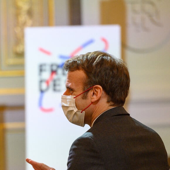 Le président Emmanuel Macron, accompagné de sa femme Brigitte, lors de la remise du prix French Design 100 au palais de l'Elysée à Paris le 20 janvier 2022. © Eric Tschaen / Pool / Bestimage 