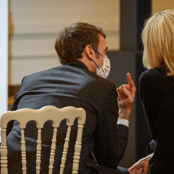 Le président Emmanuel Macron, accompagné de sa femme Brigitte, lors de la remise du prix French Design 100 au palais de l'Elysée à Paris le 20 janvier 2022. © Eric Tschaen / Pool / Bestimage 