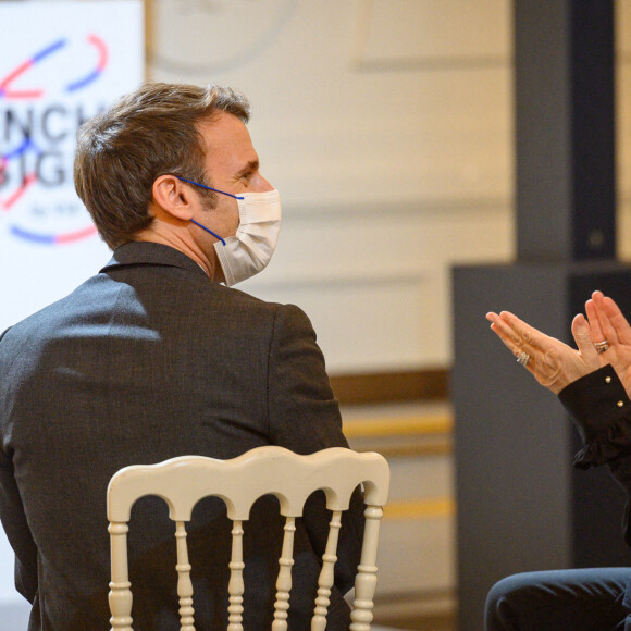 Le président Emmanuel Macron, accompagné de sa femme Brigitte, lors de la remise du prix French Design 100 au palais de l'Elysée à Paris le 20 janvier 2022. © Eric Tschaen / Pool / Bestimage 
