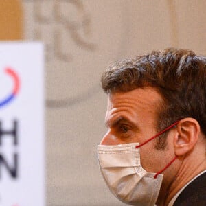 Le président Emmanuel Macron, accompagné de sa femme Brigitte, lors de la remise du prix French Design 100 au palais de l'Elysée à Paris le 20 janvier 2022. © Eric Tschaen / Pool / Bestimage 