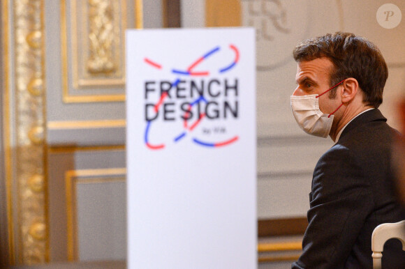 Le président Emmanuel Macron, accompagné de sa femme Brigitte, lors de la remise du prix French Design 100 au palais de l'Elysée à Paris le 20 janvier 2022. © Eric Tschaen / Pool / Bestimage 