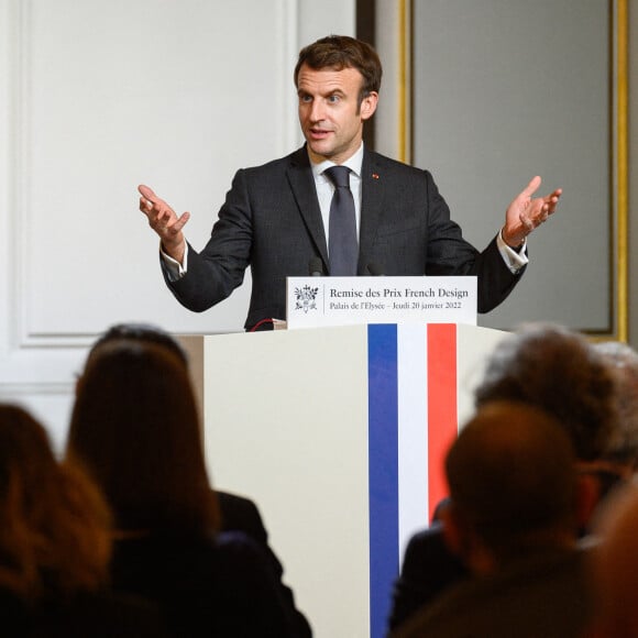 Le président Emmanuel Macron, accompagné de sa femme Brigitte, lors de la remise du prix French Design 100 au palais de l'Elysée à Paris le 20 janvier 2022. © Eric Tschaen / Pool / Bestimage 