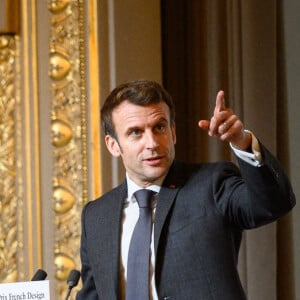 Le président Emmanuel Macron, accompagné de sa femme Brigitte, lors de la remise du prix French Design 100 au palais de l'Elysée à Paris le 20 janvier 2022. © Eric Tschaen / Pool / Bestimage 