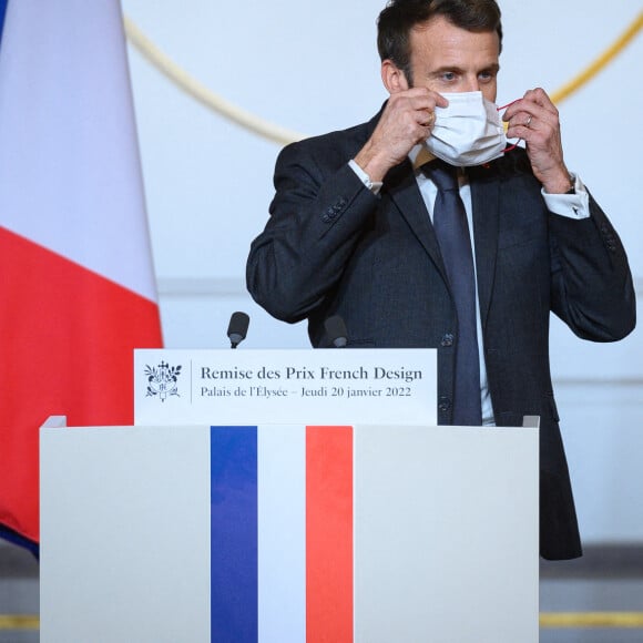 Le président Emmanuel Macron, accompagné de sa femme Brigitte, lors de la remise du prix French Design 100 au palais de l'Elysée à Paris le 20 janvier 2022. © Eric Tschaen / Pool / Bestimage 