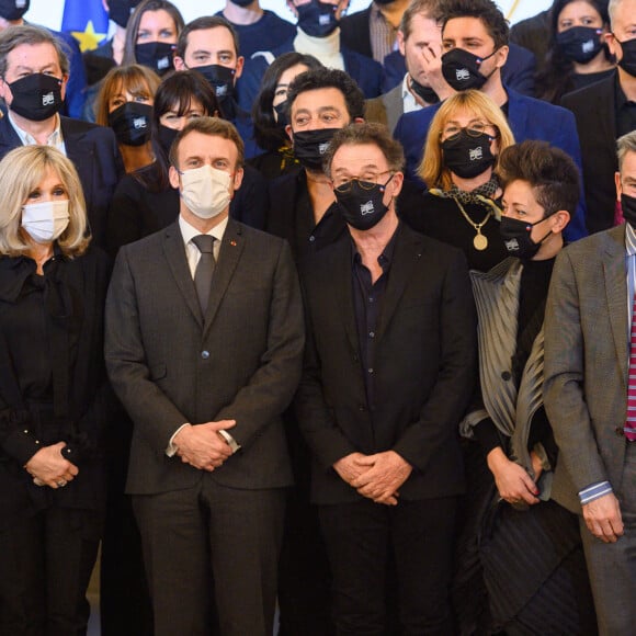 Le président Emmanuel Macron et la première dame Brigitte avec les lauréats lors de la remise du prix French Design 100 au palais de l'Elysée à Paris le 20 janvier 2022. © Eric Tschaen / Pool / Bestimage 