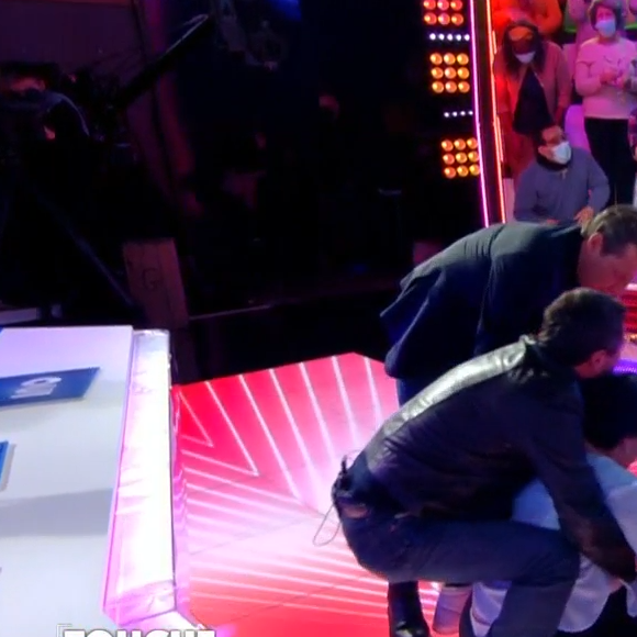 Danièle Moreau et Matthieu Delormeau finissent au sol après leur danse dans "Touche pas à mon poste" sur C8.
