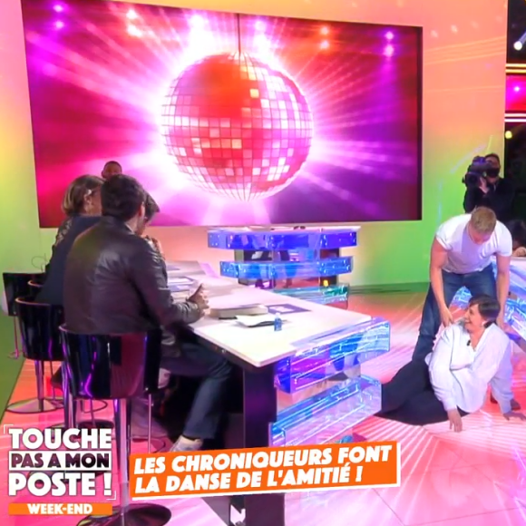 Danielle Moreau tombe à terre en dansant avec Matthieu Delormeau dans "Touche pas à mon poste" sur C8 le 21 janvier 2022.