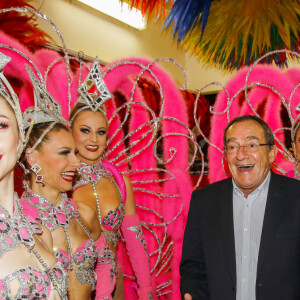 Exclusif - Le journaliste et présentateur de télévision français Jean-Pierre Pernaut pose avec les danseuses du Moulin Rouge à Paris, France, le 31 janvier 2019. © Marc Ausset-Lacroix/Bestimage