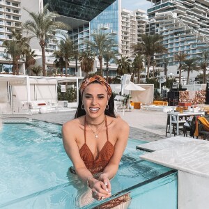Capucine Anav souriante dans une piscine de Dubaï