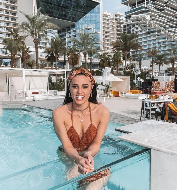Capucine Anav souriante dans une piscine de Dubaï