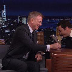 Daniel Craig et Jimmy Fallon trinquent avec un Martini, le cocktail préféré de James Bond, dans l'émission "The Tonight Show", le 12 octobre 2021.