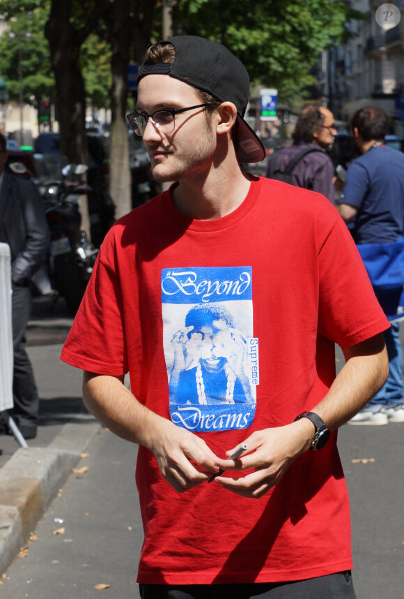 René-Charles Angélil (fils de Céline Dion) pose avec des fans devant l'hôtel Royal Monceau à Paris le 21 juillet 2017. 