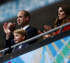 Le prince William, duc de Cambridge, Catherine (Kate) Middleton, duchesse de Cambridge, et leur fils le prince George de Cambridge dans les tribunes du huitième de finale de l'EURO 2020 opposant l'Angleterre et l'Allemagne au stade de Wembley à Londres, Royaume Uni, le 29 juin 2021.