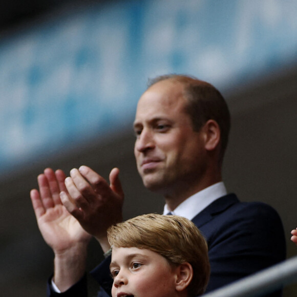 Le prince William, duc de Cambridge, Catherine (Kate) Middleton, duchesse de Cambridge, et leur fils le prince George de Cambridge dans les tribunes du huitième de finale de l'EURO 2020 opposant l'Angleterre et l'Allemagne au stade de Wembley à Londres, Royaume Uni, le 29 juin 2021.