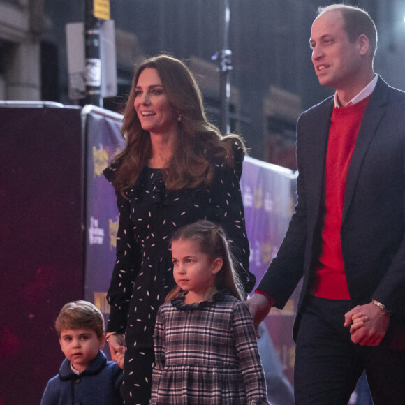 Le prince William, duc de Cambridge, et Catherine (Kate) Middleton, duchesse de Cambridge, avec leurs enfants le prince George, la princesse Charlotte et le prince Louis ont assisté à un spectacle donné en l'honneur des personnes qui ont été mobilisées pendant la pandémie au Palladium à Londres, Royaume Uni, le 11 décembre 2020.