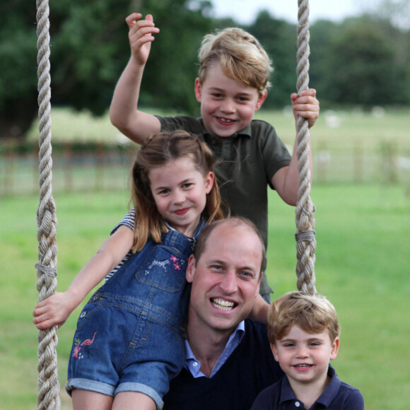 Le prince William à l'occasion de ses 38 ans et de la fête des pères en compagnie de ses enfants le prince George, la princesse Charlotte et le prince Louis à Londres, Royaume Uni. Photo prise par Kate Middleton.