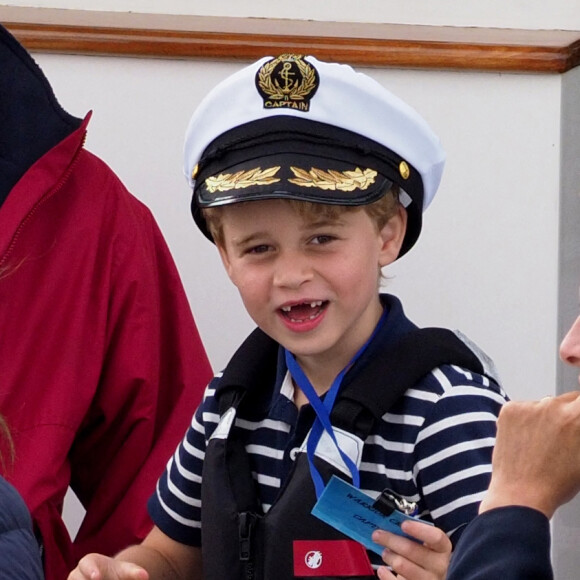 Le prince George sur un bateau lors de la King's Cup à Cowes le 8 août 2019.