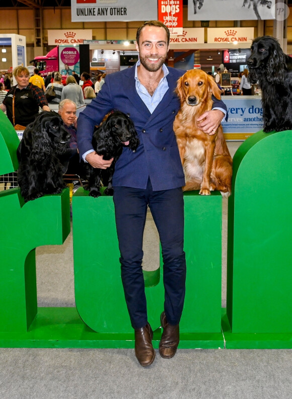 James Middleton avec ses chiens à l'exposition canine "Crufts" au palais des congrès et centre d'expositions de Birmingham, Royaume Uni, le 8 mars 2020.