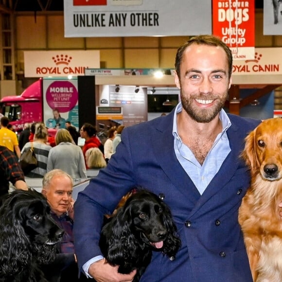 James Middleton avec ses chiens à l'exposition canine "Crufts" au palais des congrès et centre d'expositions de Birmingham, Royaume Uni, le 8 mars 2020.