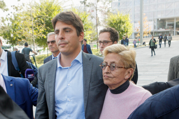 Isabelle Balkany sort du tribunal de Paris, soutenue par son fils Alexandre, après le verdict du procès des époux Balkany pour fraude fiscale le 13 septembre 2019