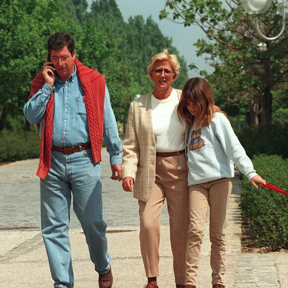 Patrick et Isabelle Balkany en famille à Levallois-Perret en 1997