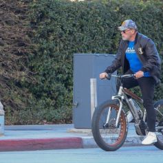 Arnold Schwarzenegger se rend à la salle de gym en vélo avec des amis à Santa Monica le 26 janvier 2022. 