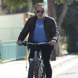 Arnold Schwarzenegger se balade en VTT à Los Angeles, le 24 janvier 2022.