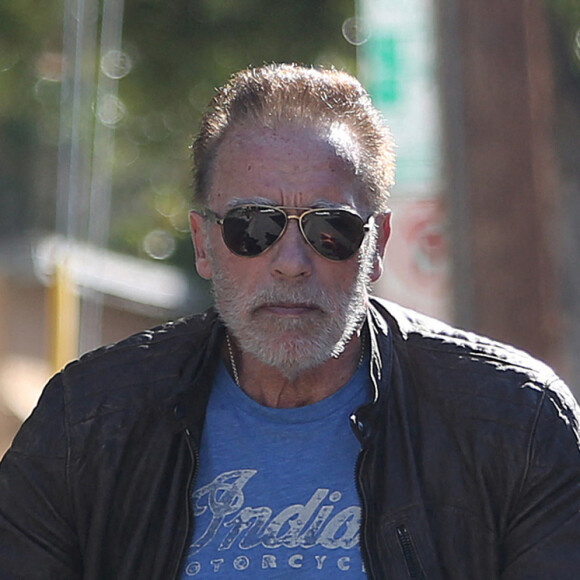 Arnold Schwarzenegger se balade en VTT à Los Angeles, le 24 janvier 2022.