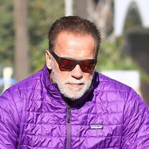 Arnold Schwarzenegger et sa compagne Heather Milligan se rendent à salle de gym à vélo à Venise le 20 janvier 2022. 