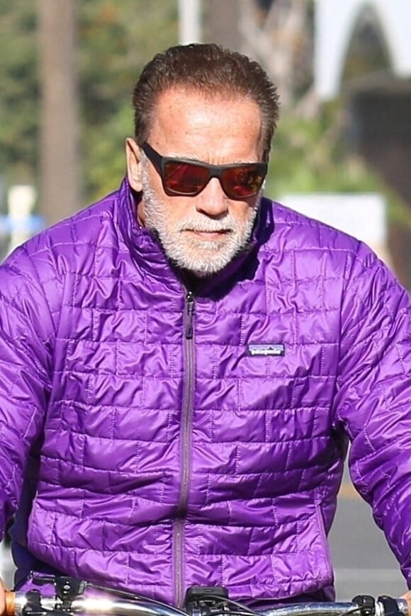 Arnold Schwarzenegger et sa compagne Heather Milligan se rendent à salle de gym à vélo à Venise le 20 janvier 2022. 
