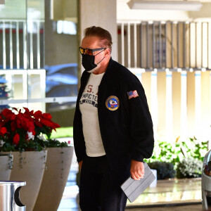 Arnold Schwarzenegger se rend au domicile de sa compagne Heather Milligan avec une attelle de pied à Brentwood le 2 janvier 2021. 